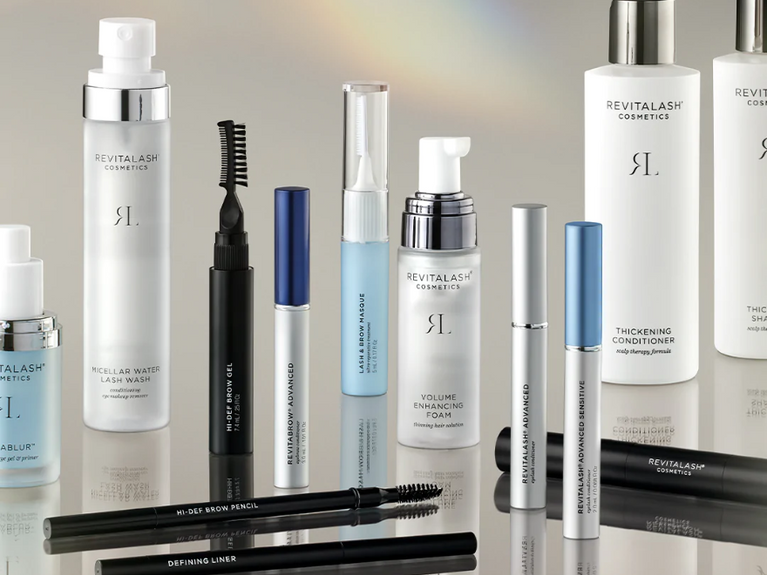 Wie verlangt er nou niet naar fantastische wimpers en wenkbrauwen tijdens de feestdagen?