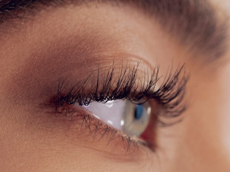 HOE VOORKOM JE KLONTERIGE MASCARA OM DE PERFECTE WIMPERS TE KRIJGEN