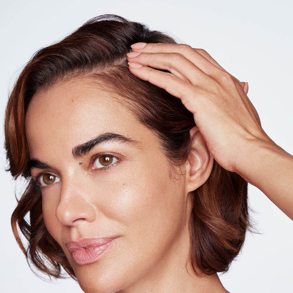 Voor korter haar, pomp schuim op handen en masseer in hoofdhuid en de wortels van het haar. Voor langer haar, scheid het haar in secties en breng het mondstuk rechtstreeks op het hoofd aan.Masseer grondig in de hoofdhuid en de wortels van het haar. Een kleine hoeveelheid is voldoende. Spoel niet uit. Style vervolgens het haar zoals gewenst.