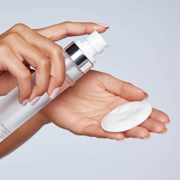 Spray 4-6 keer op een wattenschijfje.TIP: Als u wimperextensions gebruikt, gebruik dan geen wattenschijfje. Spuit in plaats daarvan een paar pompjes direct op het gesloten oog, masseer het product lichtjes langs de wimpers, wenkbrauwen en oogleden, en veeg het voorzichtig droog.