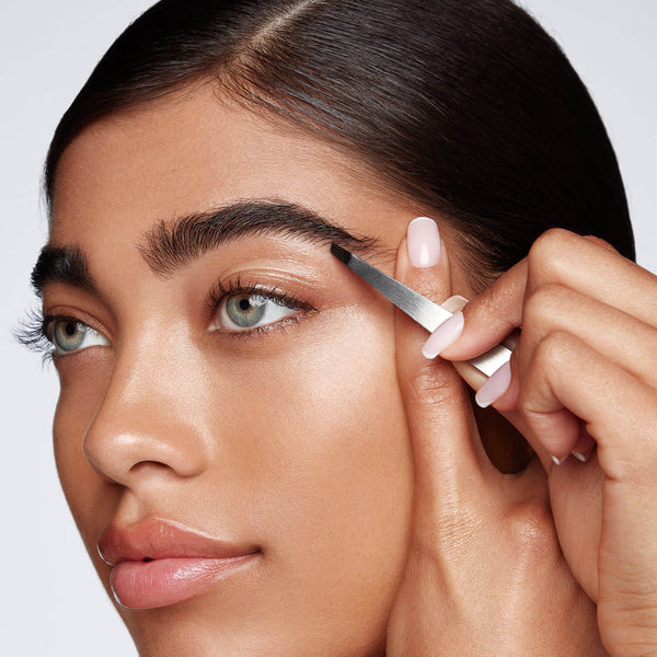 Verwijder de ongewenste haren rond de wenkbrauwboog, waarbij alleen het voor de hand liggende verloop / donker haar wordt verwijderd, vooral tussen de ogen.Sluit af met het bijbehorend product: Hi-Def Brow Gel, om de wenkbrauwen te moduleren en schaarse gebieden op te vullen voor een prachtige oogopslag.